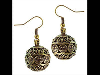 Load image into Gallery viewer, Messing Ohrringe golden Kugel gemustert Punkte Spirale Smiley Hohlkörper - chic-net.de
