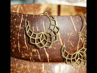 Load image into Gallery viewer, Messing Ohrringe halbe Blume filigran Messingbügel Verschluss antik golden Tribal Ohrhänger - chic-net.de
