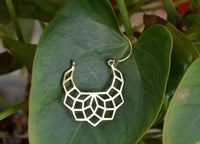 Load image into Gallery viewer, Messing Ohrringe halbe Blume filigran Messingbügel Verschluss antik golden Tribal Ohrhänger - chic-net.de
