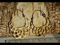 Load image into Gallery viewer, Messing Ohrringe halbe Blume filigran Messingbügel Verschluss antik golden Tribal Ohrhänger - chic-net.de
