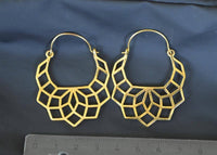 Load image into Gallery viewer, Messing Ohrringe halbe Blume filigran Messingbügel Verschluss antik golden Tribal Ohrhänger - chic-net.de
