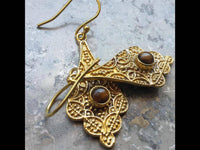 Cargar imagen en el visor de la galería, Messing Ohrringe Tigerauge Stein braun gold lang wellig - chic-net.de
