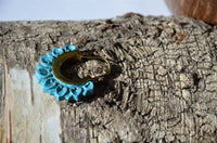 Cargar imagen en el visor de la galería, Messing Ohrringe Türkis Stein gold Bogen Herzbögen - chic-net.de
