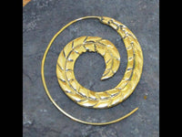 Load image into Gallery viewer, Messing Spirale Ohrringe Piercing Blattadern antik gold - chic-net.de
