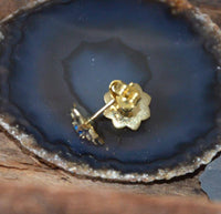 Load image into Gallery viewer, Messing Stein Kristall Ohrstecker gold Blümchen 10mm - chic-net.de
