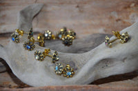 Load image into Gallery viewer, Messing Stein Kristall Ohrstecker gold Blümchen 10mm - chic-net.de
