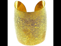 Cargar imagen en el visor de la galería, Messing Tribal Armreif golden schraffiert breit gewölbt 67 mm nickelfrei verstellbar antik Brass - chic-net.de
