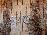 Load image into Gallery viewer, Messingohrringe versilbert Spiralen Linien S-Form Ornament 925 sterling Silber - chic-net.de
