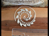 Load image into Gallery viewer, Messingohrringe versilbert Spiralen Zacken Dreiecke Muster 925 sterling Silber - chic-net.de
