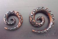 Load image into Gallery viewer, Narraholz Piercing Holz Zick Zack dunkel braun Spirale 4mm 6mm 8mm Dehnschnecke - chic-net.de
