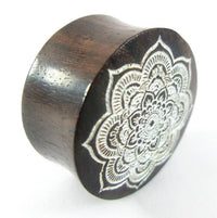 Cargar imagen en el visor de la galería, Narraholz Plug dunkel braun weiße Lasergravur Blumen Mandala double flared - chic-net.de
