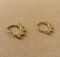 Cargar imagen en el visor de la galería, Nasenringe Dreiecke Punkte Messing Tribal antik goldfarben nickelfrei Septum Piercing Nase exotisch Brass - chic-net.de

