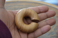 Cargar imagen en el visor de la galería, Ohr Donut Holz Ohrgewicht-Piercing Teakholz Ring - chic-net.de

