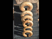 Load image into Gallery viewer, Ohr Donut Piercing Blüte Krokodilholz Ohrgewicht - chic-net.de
