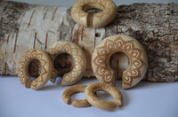 Load image into Gallery viewer, Ohr Donut Piercing Blüte Krokodilholz Ohrgewicht - chic-net.de
