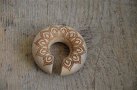 Load image into Gallery viewer, Ohr Donut Piercing Blüte Krokodilholz Ohrgewicht - chic-net.de

