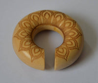 Load image into Gallery viewer, Ohr Donut Piercing Blüte Krokodilholz Ohrgewicht - chic-net.de
