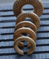 Cargar imagen en el visor de la galería, Ohr Donut Piercing griechisch Krokodilholz Ohrgewicht - chic-net.de
