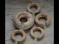 Cargar imagen en el visor de la galería, Ohr Donut Piercing griechisch Krokodilholz Ohrgewicht - chic-net.de
