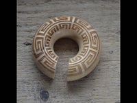 Cargar imagen en el visor de la galería, Ohr Donut Piercing griechisch Krokodilholz Ohrgewicht - chic-net.de
