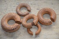 Cargar imagen en el visor de la galería, Ohr Donut Piercing griechisch Teakholz Ohrgewicht - chic-net.de
