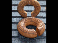Cargar imagen en el visor de la galería, Ohr Donut Piercing griechisch Teakholz Ohrgewicht - chic-net.de
