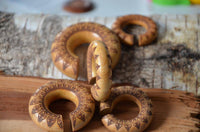 Cargar imagen en el visor de la galería, Ohr Donut Piercing Pfau Mandala Jackfrucht Holz - chic-net.de
