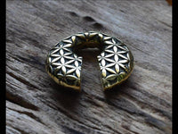 Cargar imagen en el visor de la galería, Ohrgewicht Brass 12mm Blume des Lebens Schlüsselloch - chic-net.de
