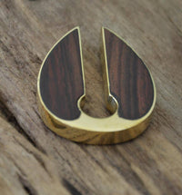 Cargar imagen en el visor de la galería, Ohrgewicht Brass 14mm Tropfen Schlüsselloch Holz Inlay - chic-net.de
