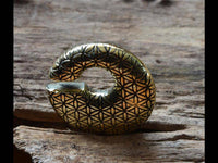 Cargar imagen en el visor de la galería, Ohrgewicht Brass Piercing 10mm Blume des Lebens Kreis - chic-net.de
