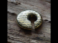 Cargar imagen en el visor de la galería, Ohrgewicht Brass Piercing 10mm Blume des Lebens Kreis - chic-net.de
