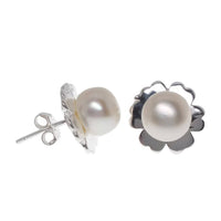Load image into Gallery viewer, Ohrring in Blumenform mit Zuchtperle in der Mitte, Bügel aus Sterlingsilber - chic-net.de
