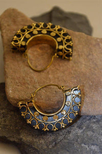 Load image into Gallery viewer, Ohrringe Arang Holz Brass gold halber Ring verziert - chic-net.de
