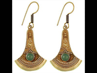 Load image into Gallery viewer, Ohrringe Axt Punkte verziert Jade Messing antik golden nickelfrei Ohrhänger Tribal Brass - chic-net.de

