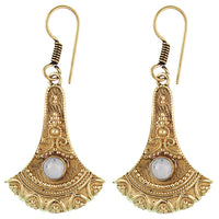 Load image into Gallery viewer, Ohrringe Axt Punkte verziert Mondstein Messing antik golden nickelfrei Ohrhänger Tribal Brass - chic-net.de
