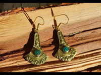 Cargar imagen en el visor de la galería, Ohrringe Axt Punkte verziert Onyx grün Messing antik golden nickelfrei Ohrhänger Tribal Brass - chic-net.de
