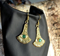 Cargar imagen en el visor de la galería, Ohrringe Axt Punkte verziert Onyx grün Messing antik golden nickelfrei Ohrhänger Tribal Brass - chic-net.de
