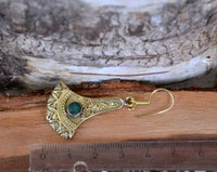 Cargar imagen en el visor de la galería, Ohrringe Axt Punkte verziert Onyx grün Messing antik golden nickelfrei Ohrhänger Tribal Brass - chic-net.de
