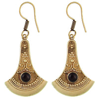Load image into Gallery viewer, Ohrringe Axt Punkte verziert Onyx Messing antik golden nickelfrei Ohrhänger Tribal Brass - chic-net.de
