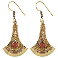 Load image into Gallery viewer, Ohrringe Axt Punkte verziert Sandstein Messing antik golden nickelfrei Ohrhänger Tribal Brass - chic-net.de
