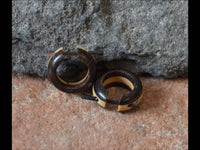 Load image into Gallery viewer, Ohrringe Buaya Holz Sonoholz kleine Creolen Pin- Stick - chic-net.de
