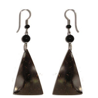 Load image into Gallery viewer, Ohrringe Dreieck Form Kokosholz dunkelbraun, helle Maserung Ohrhänger Edelstahl - chic-net.de
