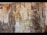 Load image into Gallery viewer, Ohrringe Dreieck Mandel Spiralen Messing antik golden Tribal Brass Ohrhänger nickelfrei Schmuck - chic-net.de
