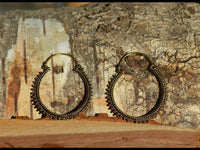 Cargar imagen en el visor de la galería, Ohrringe dunkel Punkte Dreiecke rund Messing Brass antik golden Tribal nickelfrei Schmuck Piercing - chic-net.de
