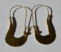 Load image into Gallery viewer, Ohrringe Haken Sichel schraffiert Messing antik golden nickelfrei Tribal Brass Piercing - chic-net.de
