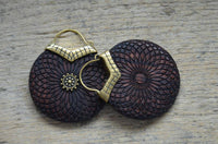 Load image into Gallery viewer, Ohrringe Holz Brass Blume Bügel gold Gravur Dahlie - chic-net.de
