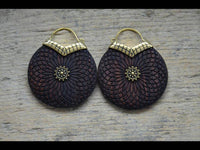 Load image into Gallery viewer, Ohrringe Holz Brass Blume Bügel gold Gravur Dahlie - chic-net.de
