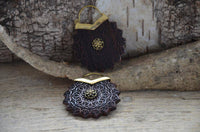 Load image into Gallery viewer, Ohrringe Holz Brass Blume Bügel gold Gravur zackig - chic-net.de
