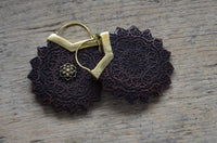 Load image into Gallery viewer, Ohrringe Holz Brass Blume Bügel gold Gravur zackig - chic-net.de
