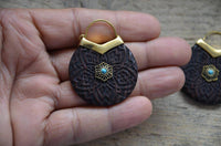 Load image into Gallery viewer, Ohrringe Holz Brass Blume Türkis Bügel gold Gravur - chic-net.de
